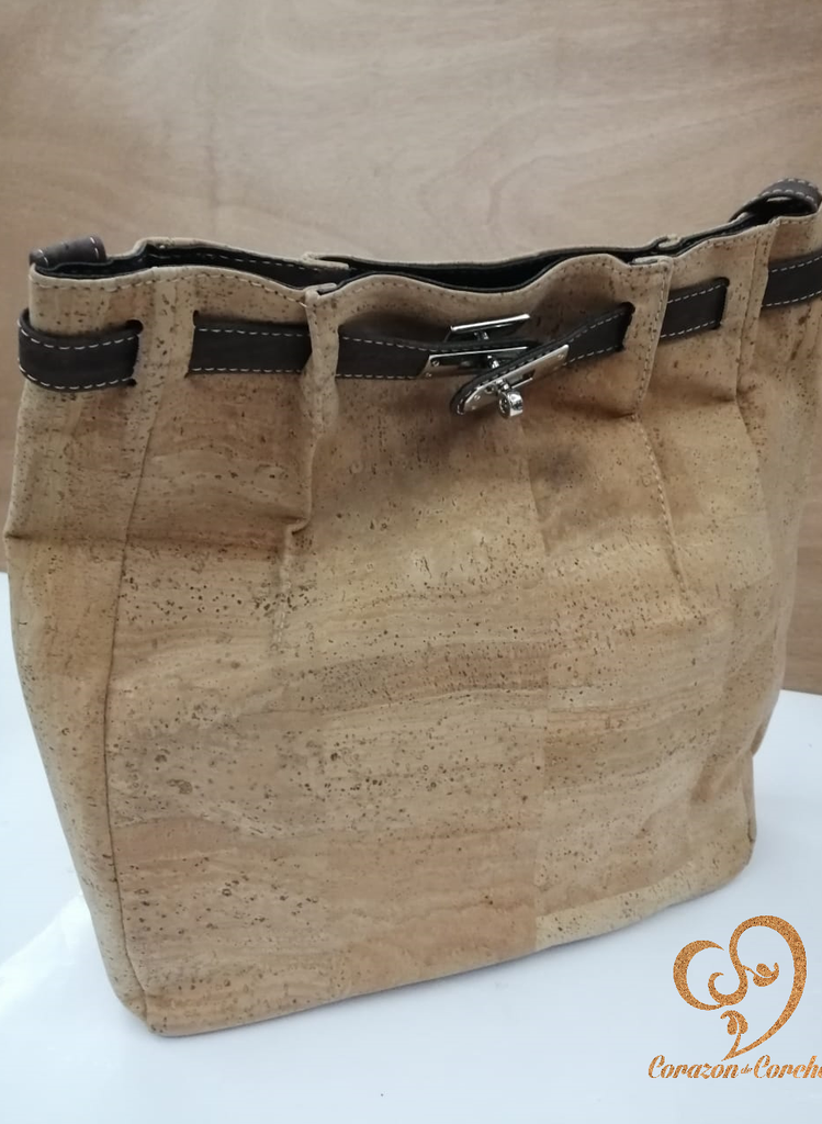 BOLSA DE CORCHO CON CORREA PARA CERRAR NAJHA – Vinya&Co